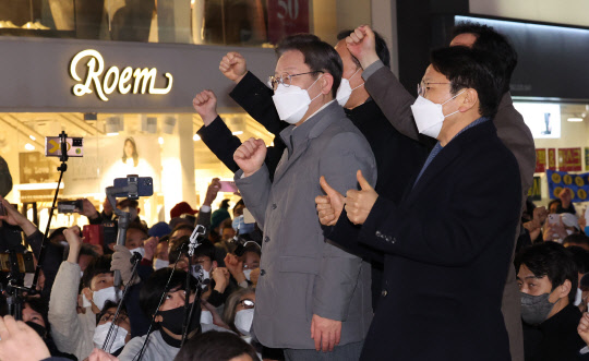 27일 더불어민주당 이재명 대선후보가 광주시 동구 충장로를 방문, 즉석연설을 마친 뒤 시민들과 함께 '임을 위한 행진곡'을 합창하고 있다. 연합뉴스.